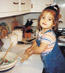 Petite fille dans la cuisine